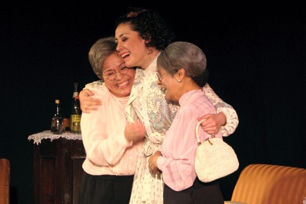 Dos viejas van por la calle 1