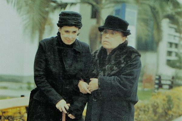 Dos viejas van por la calle 11