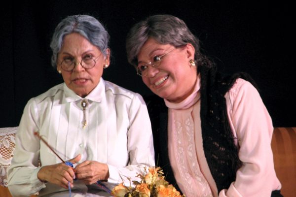 Dos viejas van por la calle 12